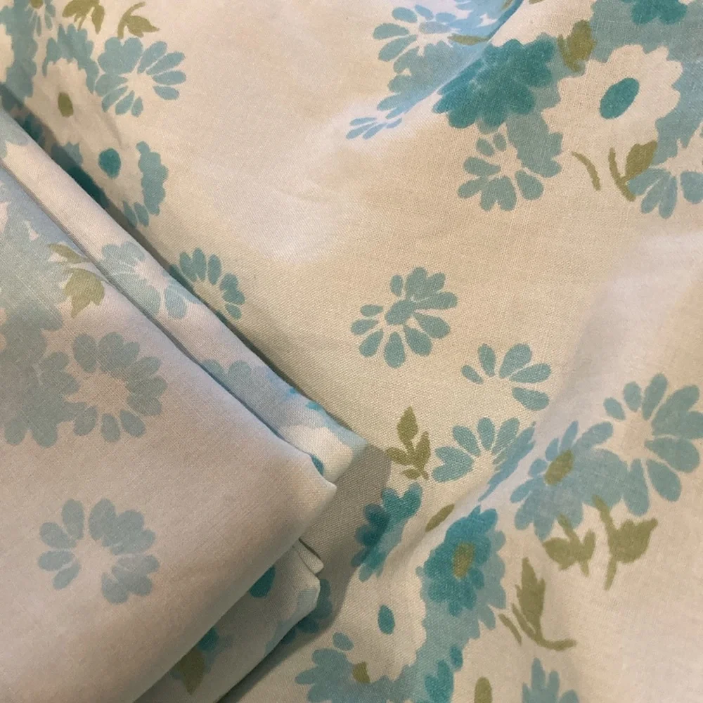 Vintage Percal twin sheet set.‎ Blue with blue daisies. Few small stains. 401